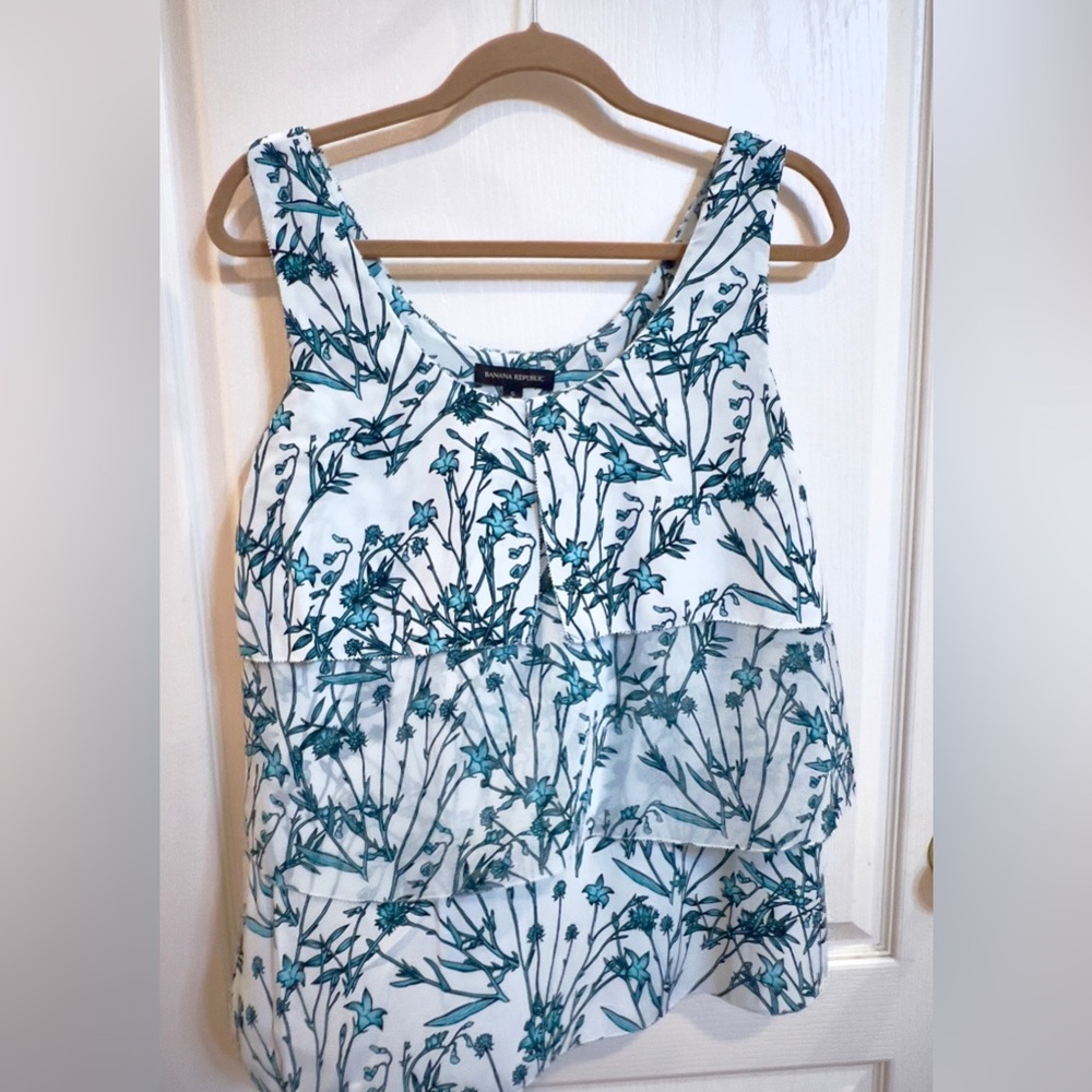 Banana Republic sleeveless teired top. White w/aqua floral vine. Size S